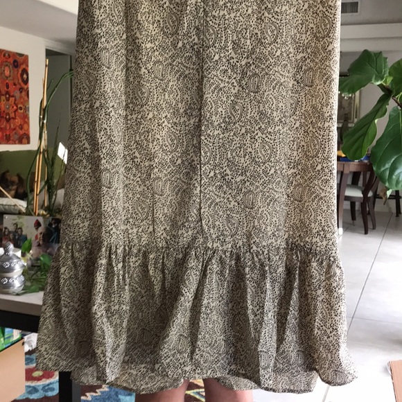 What a dress. It is different oh so becoming - Picture 4 of 10